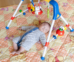 ホットカーペットの上で寝る赤ちゃん　電磁波の影響